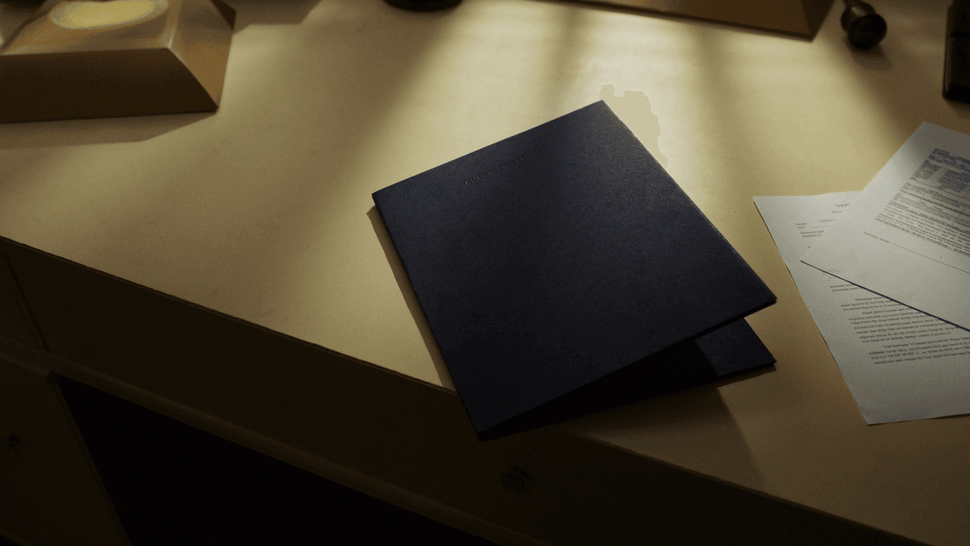 Dossiers de défense pénale préparés avec une silhouette humaine digne et des documents juridiques