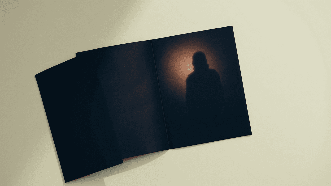 Dossier juridique ouvert avec une silhouette humaine chaleureuse symbolisant la personne derrière une accusation