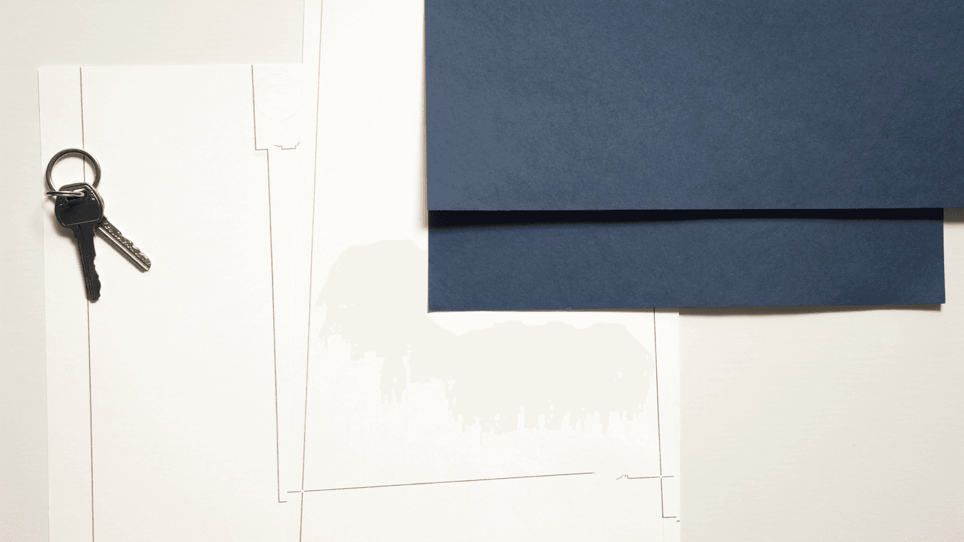 Plan de droit immobilier avec dossiers juridiques, contour de maison et symboles de clés